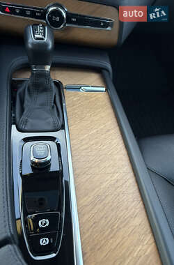Внедорожник / Кроссовер Volvo XC90 2022 в 