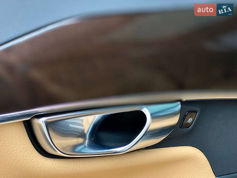 Внедорожник / Кроссовер Volvo XC90 2015 в Киеве