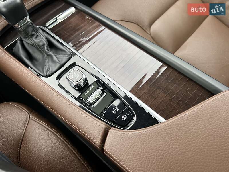 Внедорожник / Кроссовер Volvo XC90 2019 в Киеве