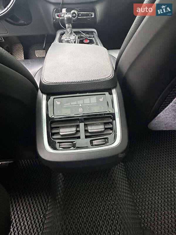 Внедорожник / Кроссовер Volvo XC90 2018 в Киеве