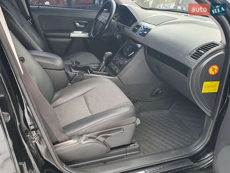 Внедорожник / Кроссовер Volvo XC90 2004 в Косове