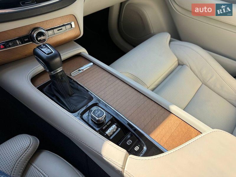 Внедорожник / Кроссовер Volvo XC90 2015 в Шостке