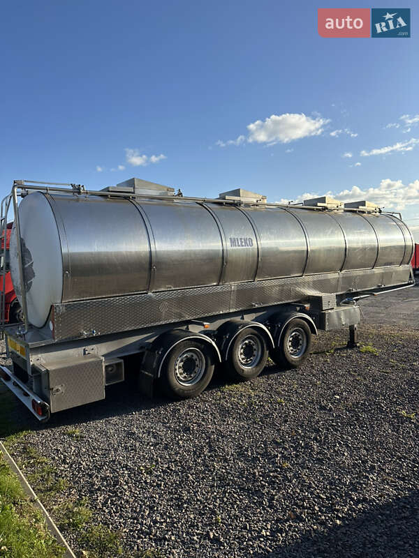 Цистерна напівпричіп Wielton NS34 2004 в Жовкві