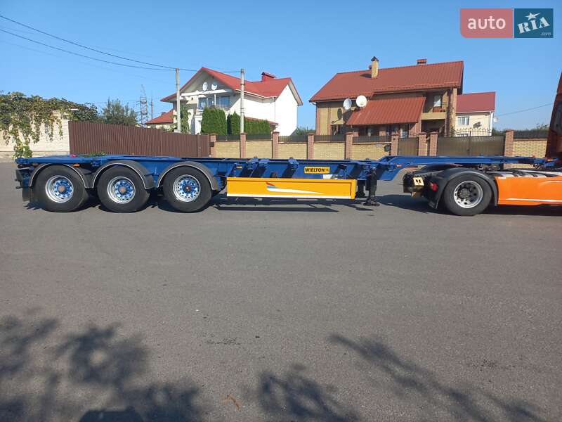 Контейнеровоз Wielton SAF 2009 в Хмельницькому