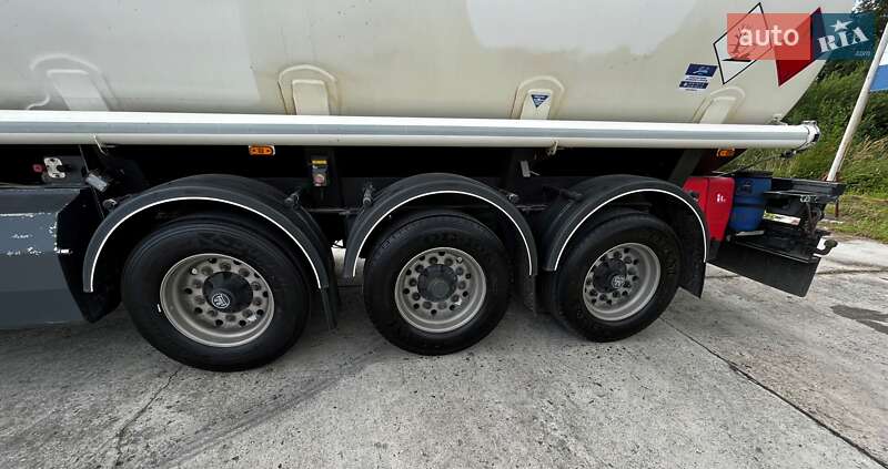 Цистерна полуприцеп Willig Sana 2009 в Львове