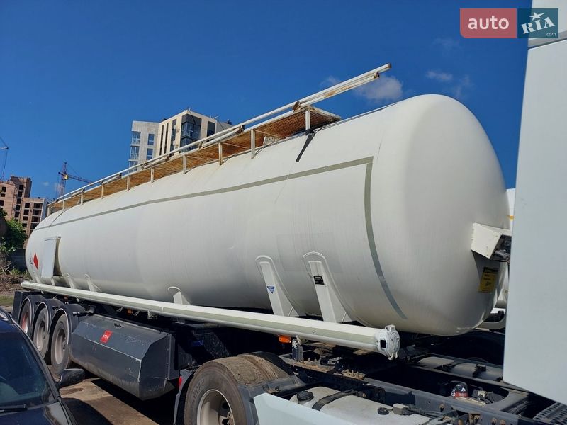 Цистерна напівпричіп Willig Turbud 2010 в Рівному
