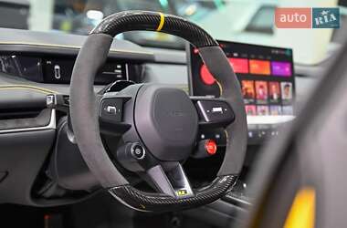 Седан Xiaomi SU7 Ultra 2025 в 