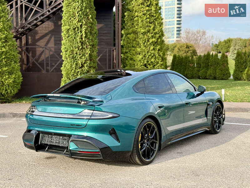 Седан Xiaomi SU7 Ultra 2025 в Дніпрі