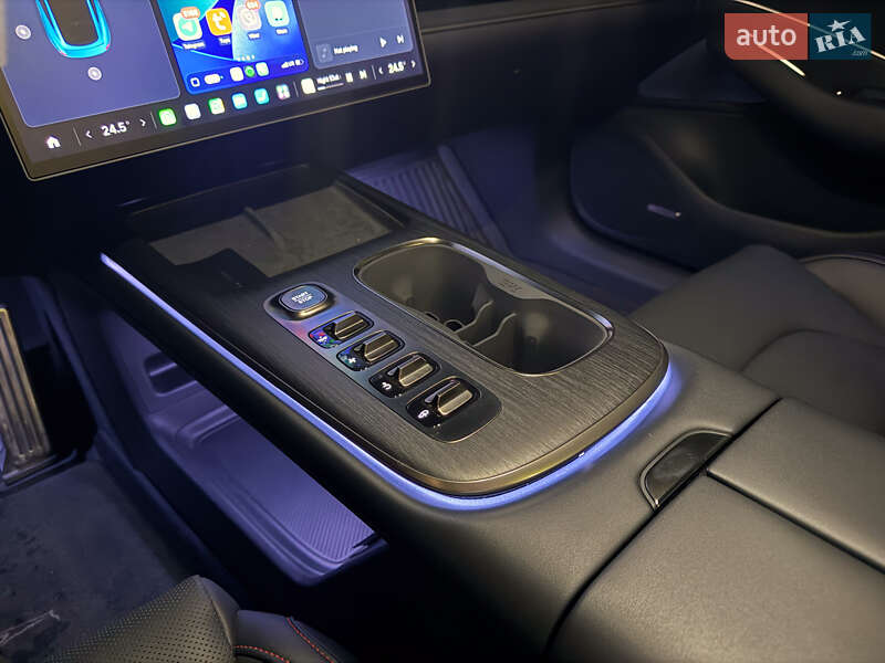 Седан Xiaomi SU7 2025 в Киеве