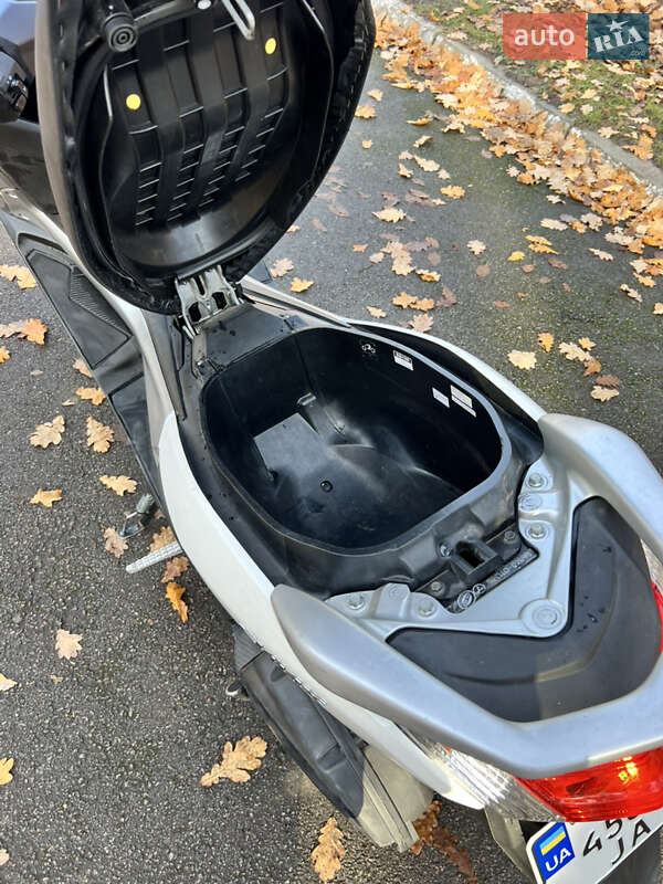 Максі-скутер Yamaha NMax 2016 в Малині фото 12 Максі-скутер Yamaha NMax 2016 в Малині