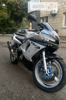 Спортбайк Yamaha R6 2002 в Лубнах