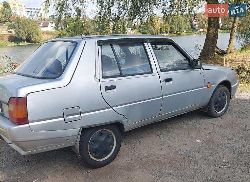 Лифтбек ЗАЗ 1103 Славута 2000 в Киеве