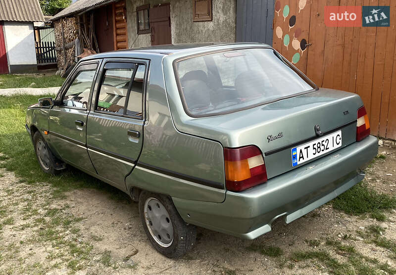 Лифтбек ЗАЗ 1103 Славута 2006 в Порогах