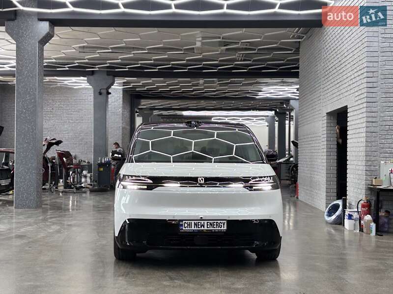 Минивэн Zeekr Mix 2024 в Киеве