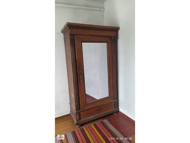 Антикварный шкаф с зеркалом