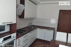 Продается 2-комнатная квартира 62 кв. м в Чернигове