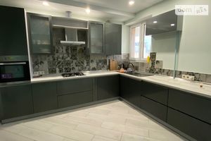 Продается 3-комнатная квартира 120 кв. м в Ужгороде