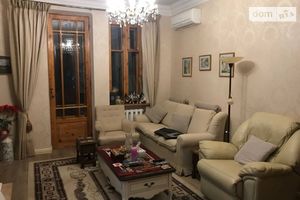 Продається 4-кімнатна квартира 87 кв. м у Одесі