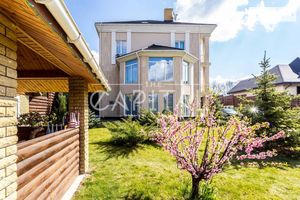 Сдается в аренду дом на 3 этажа 610 кв. м с садом