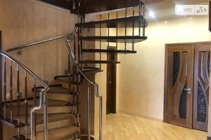 Продается 5-комнатная квартира 215.5 кв. м в Львове