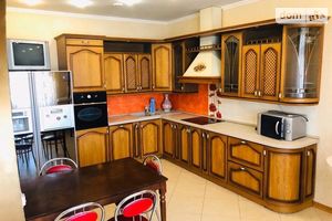 Сдается в аренду 3-комнатная квартира 124 кв. м в Киеве