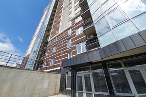 Сдается в аренду нежилое помещение в жилом доме 97 кв. м в 16-этажном здании